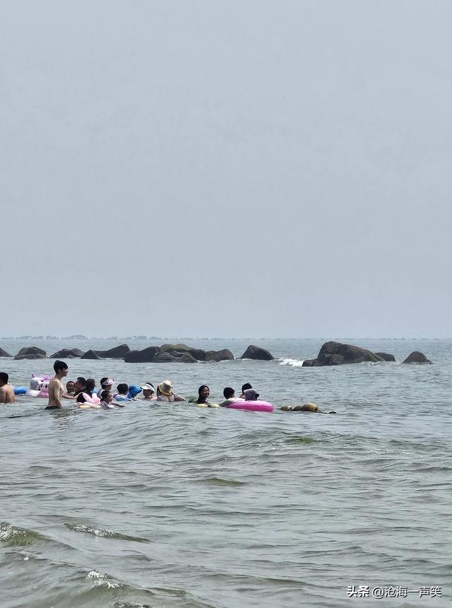 海边的游艇，海边的红旗，海边的游人，畅快淋漓，尽兴而归！