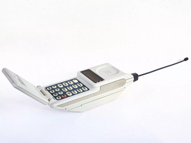 通信历史连载788-世界第一部下翻盖手机-摩托罗拉MicroTAC-1989年