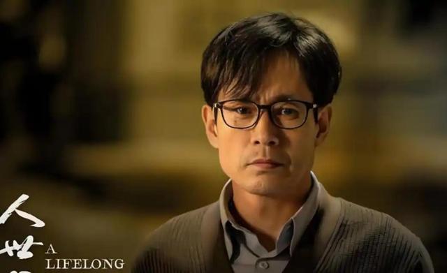 54岁凭央视大剧一夜爆火，如今又父子同台飙戏，17岁儿子比他还帅