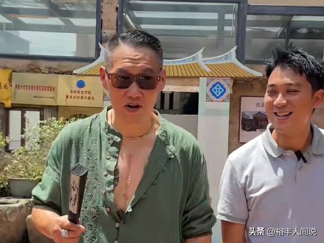 竹联帮退役大哥兰小明隐居重庆，娶重庆美女，被骂不还口仍幸福