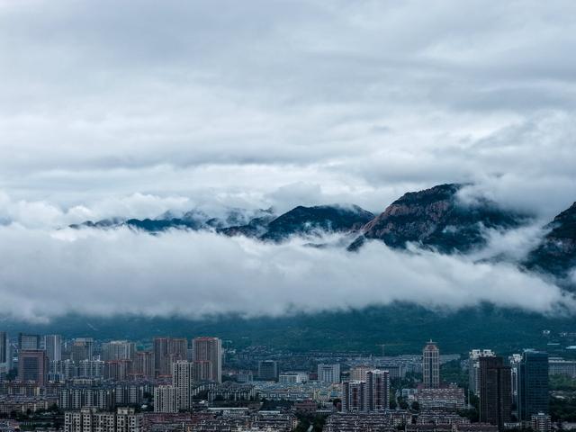云雾中的泰岳：山与城的对话