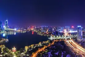 你去打卡了吗？天鹅湖夜景、清风阁段红墙等刷屏社交圈图片