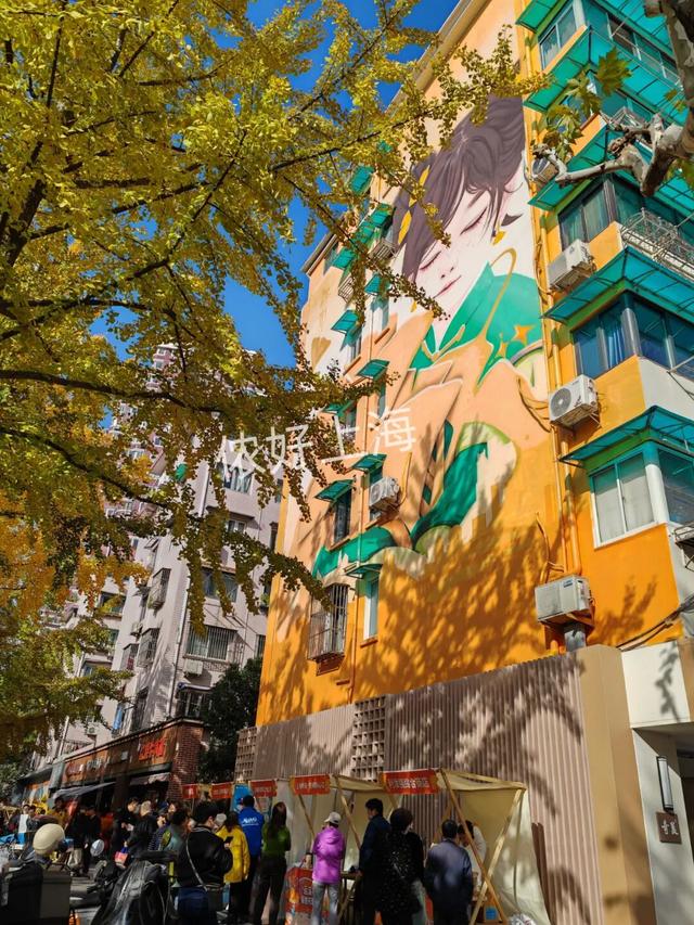 出片率100%！上海人都在找这个“限定露台”！这条“银杏大道”好拍又好吃！