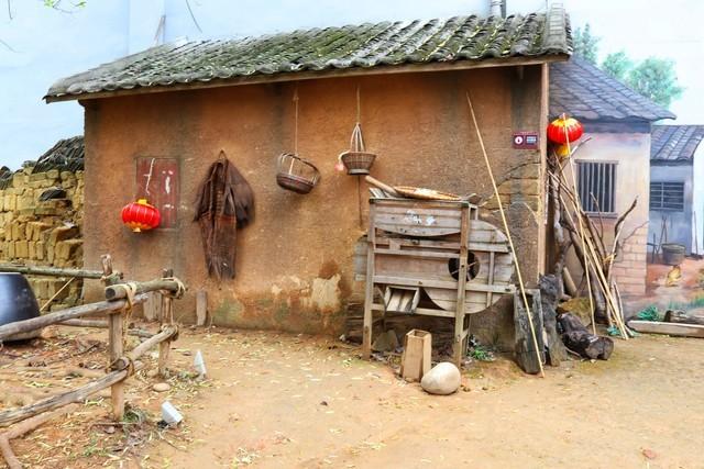 99年的网吧包厢，女同学突然凑过来，说：教我玩个刺激的游戏