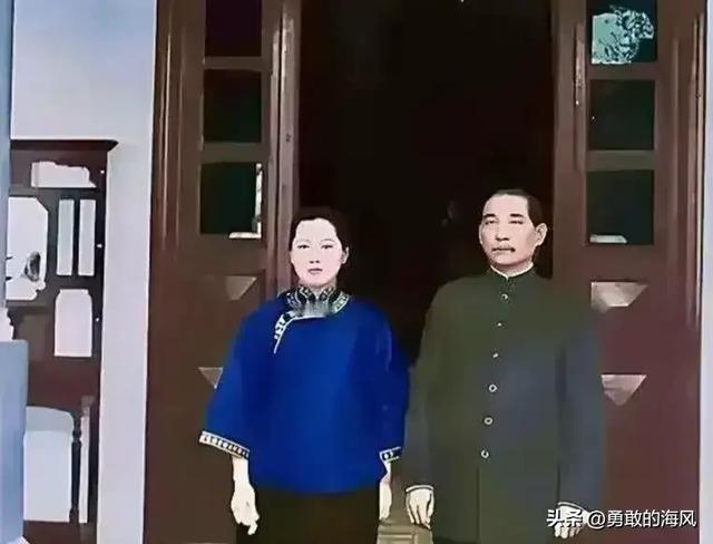 这是30岁的宋庆龄和丈夫孙中山的真实样子,可不是演员演出来的。