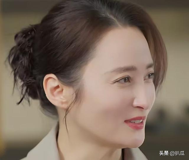 被丈夫出轨8次	，被闺蜜无情背叛，43岁抑郁后在家中烧炭自尽