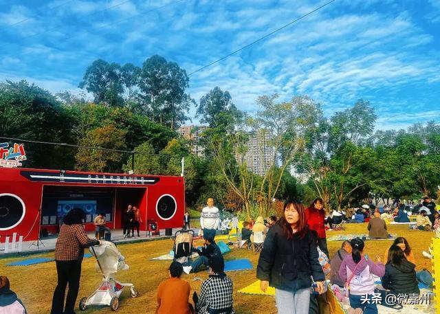 出太阳绿心公园就“长”满了人 “红色录音机”成秋假休闲新场景