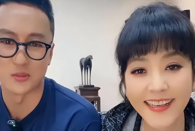 51岁主持人方琼：嫁给电视台领导，21岁儿子不仅长得像她还是学霸