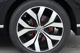 车轮螺栓，别拧太紧！图片