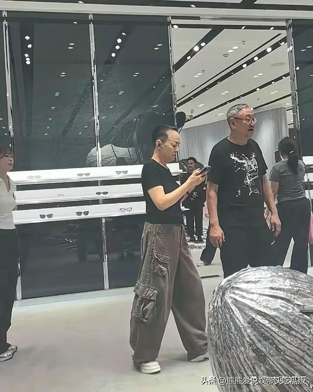 宋丹丹和老公赵玉吉在北京三里屯牵手逛街，两个人看起来太恩爱了