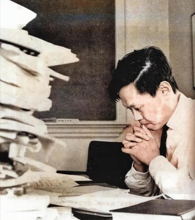 18年，杨振宁儿女从美国来看望父亲与翁帆，一家人在三峡其乐融融