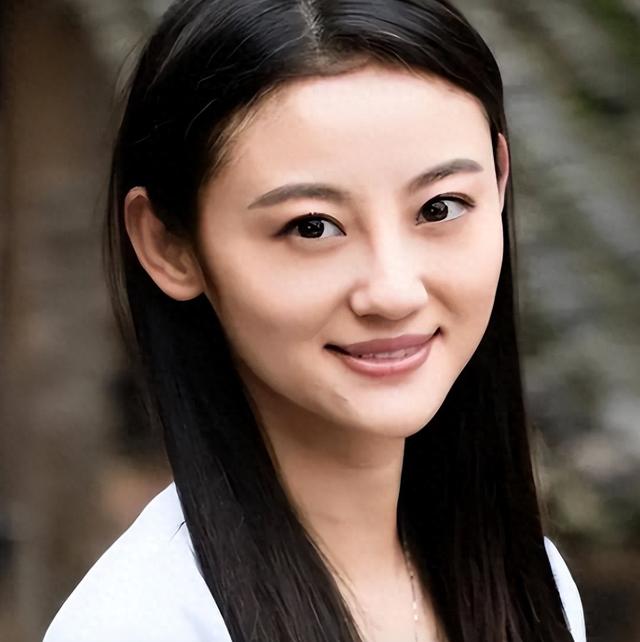 原来她早已去世，26岁全身溃烂因癌症而亡，被家人“吸血”多年！