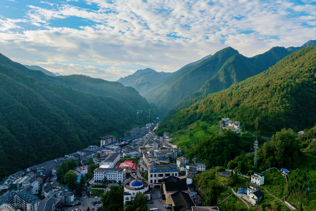 湖北有一个藏在深山密林中的避暑胜地，人少景美，被誉为华中凉都