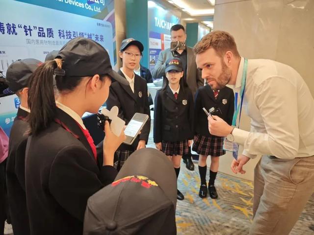 聚焦青科会丨小记者对话全球AI大咖,青科会上“童声问未来”