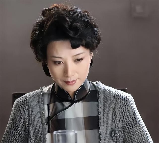 权色交易	、陪睡上位，她压根不沾边	，简直是娱圈的一股“清流”