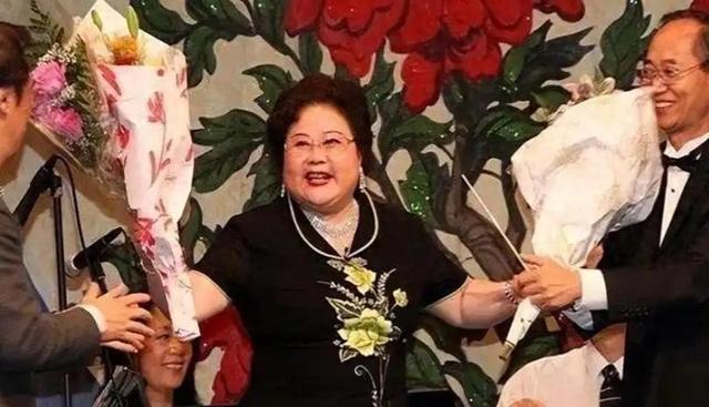 吃里扒外、永不回国？带30名演员留美不归，如今年过花甲归来