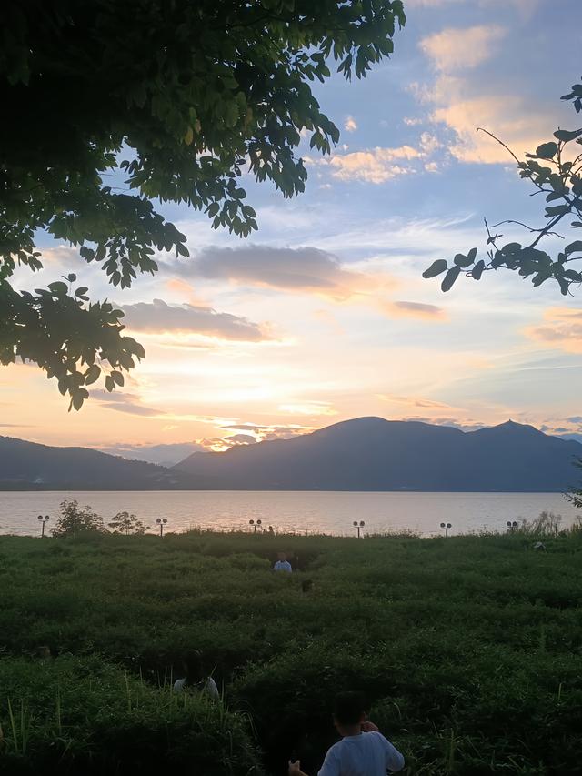 天呐！这片沙滩日落美到犯规，人群里藏着谁的浪漫故事？