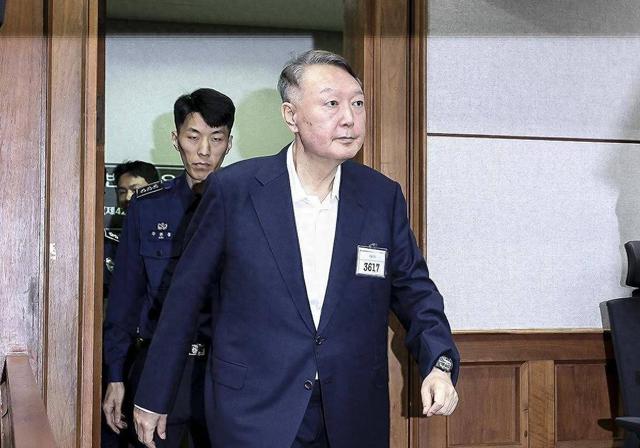 满头白发的尹锡悦，听到被判死刑通知	，当场微笑后立即东张西望