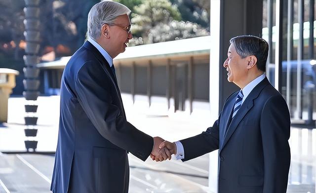 日本天皇亲自出山	，对中国的反击正式开始，高市早苗憋出了一妙计