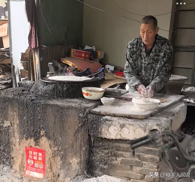辛店油饼丸子汤老板去世！享年73岁，店内脏乱不堪，人却络绎不绝