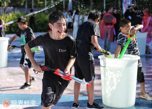 高温“催热”清凉游