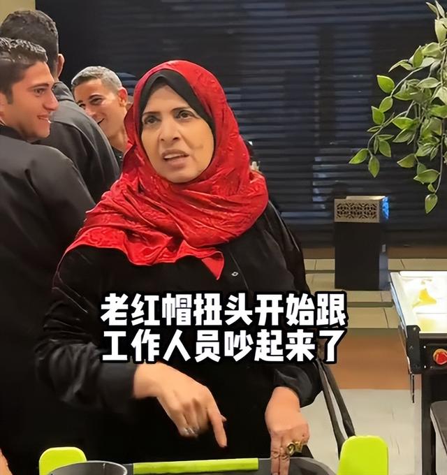 解气！俩中国女生埃及游，与当地5人互殴，完胜后获围观者竖拇指