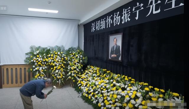 杨振宁刚去世，翁帆终于发声，字字催泪，清华大学吊唁堂细节感人