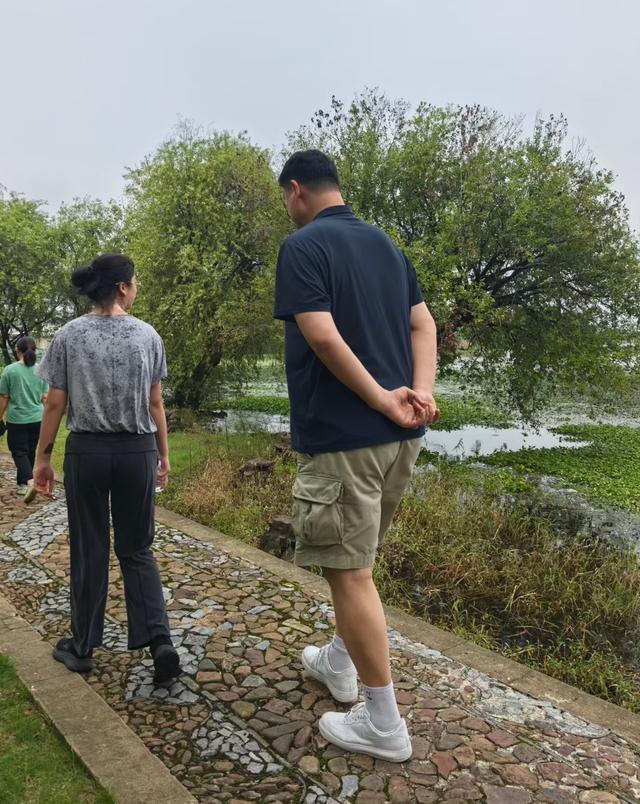 姚明一家游苏州太湖，15岁女儿打扮太老气，岳母出镜瘦又高超170