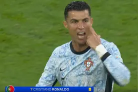 0-2惨败，C罗被换下爆踢水瓶发泄！漏判他2个点球，骂裁判吃黄牌图片