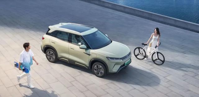 比亚迪又偷偷发布了一款新车，售价仅7.48万元，要做年轻人的第一辆SUV！