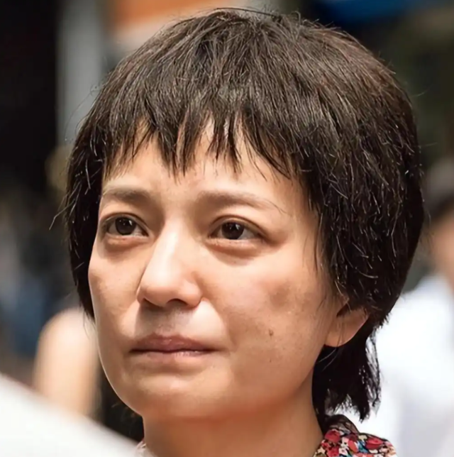 拔出萝卜带出泥！49岁赵薇近况被曝，原来圈内封杀只是冰山一角