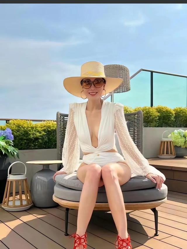 52岁李嘉欣，身材高挑，皮肤状态好，活出了所有女人梦想中的样子