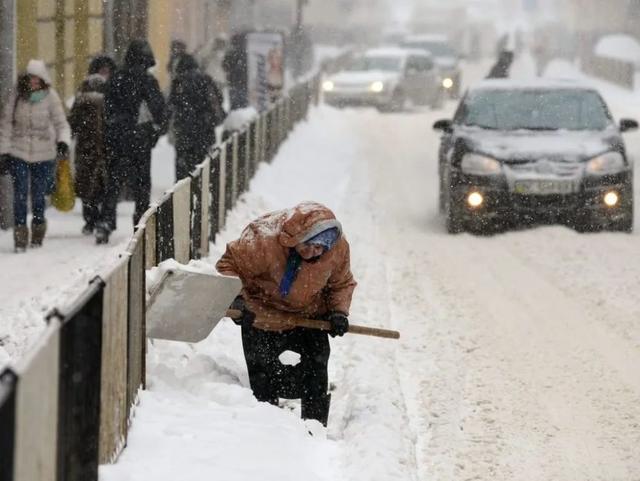 美国全球收缩，日本乌克兰陷入绝境：靠山不稳的代价有多痛？