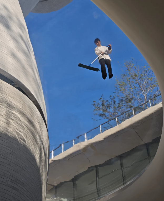 “阿姨扫天空”火爆全网！深圳湾文化广场成为市民“灵感发生地”