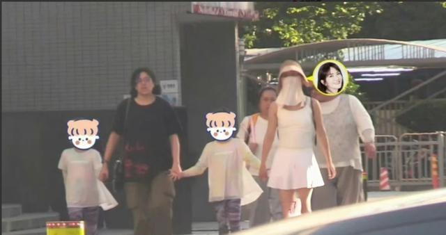 谢娜夫妇带三女儿外出，有谁注意跳跳俏俏的保姆？刷新了我的认知