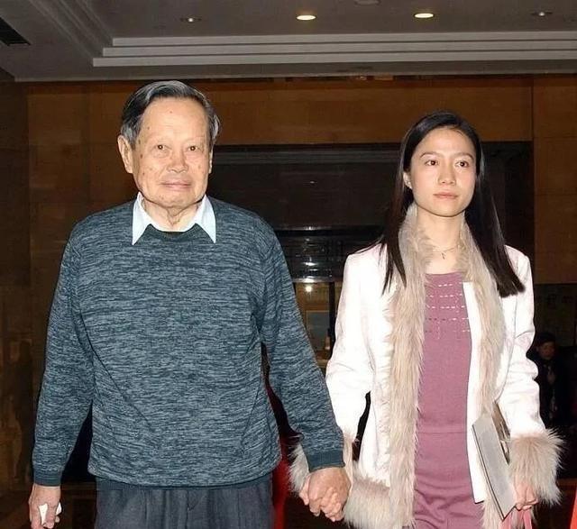 杨振宁去世后，翁帆再发文，49岁无子女的她，早已被安排好了退路