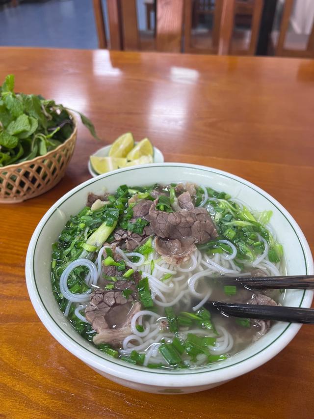 走进越南边境老街省，一桥之隔的中越城市差别有多大，对面是中国