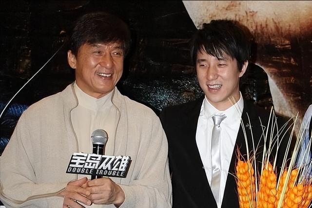 71岁成龙和42岁儿子房祖名在瑞士罕见同框！手机成最大亮点