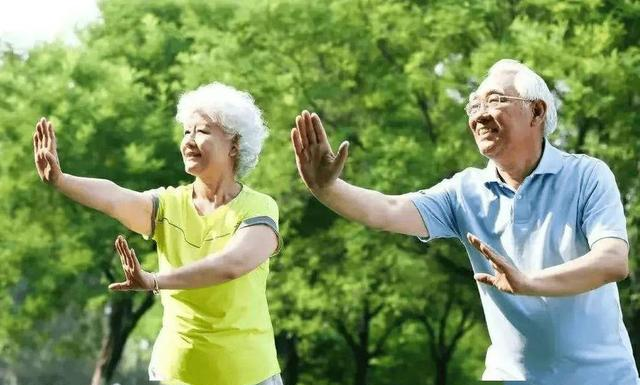 50岁后坚持锻炼有益健康，但请“注意”避开5种运动，或加速衰老