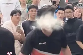 快递小哥撞见女友出轨后续：曾放弃两万月薪，脚上的鞋仅花15元！图片