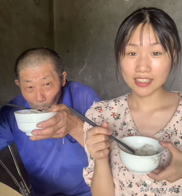 结婚第二天传噩耗！“英雄	”龙麻子妻子的大伯去世，夫妻下跪送别