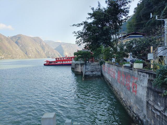 鄂渝行第四天（上）：小红船换小白船，从巫山到巴东