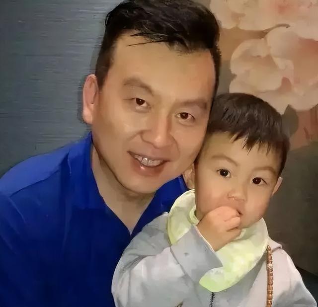 央视主持人张泽群:55岁才当父亲，妻子跑了儿子丢了	，今孤身一人