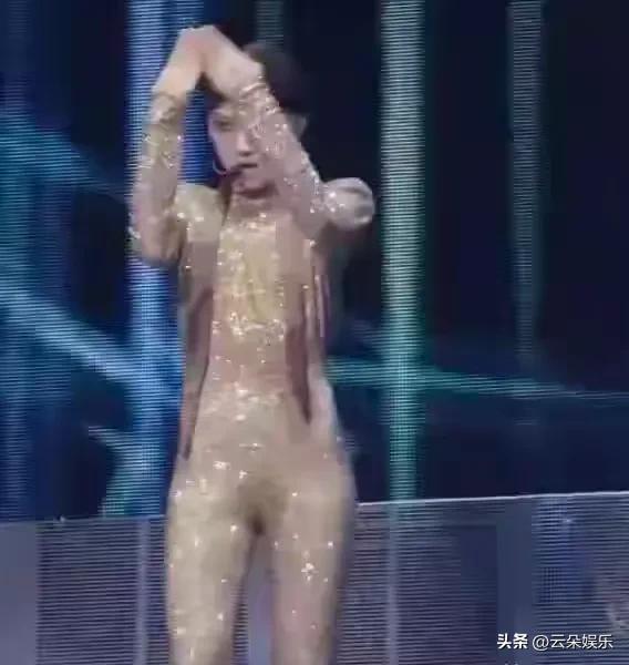 演唱会上这一身，真是把我惊着了！这审美，属实让人不敢恭维