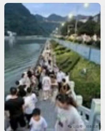 原创散文：亲水平台的青石板路面如黛色绸带，蜿蜒缠绕小城腰间。