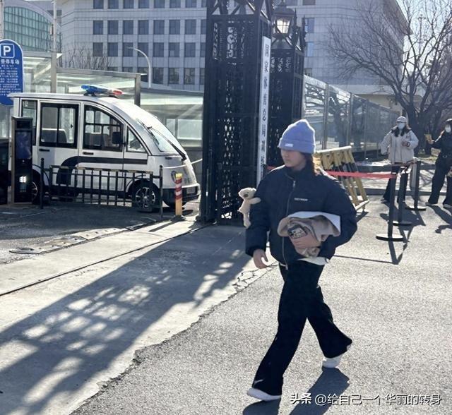 全红婵归队画面曝光：和队友喝咖啡笑到捂脸“普通女孩”让人放心