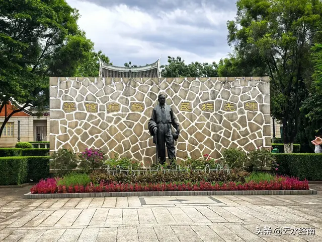 我看到以国家的名义纪念一个人！在一个从小学中学上到大学的村子