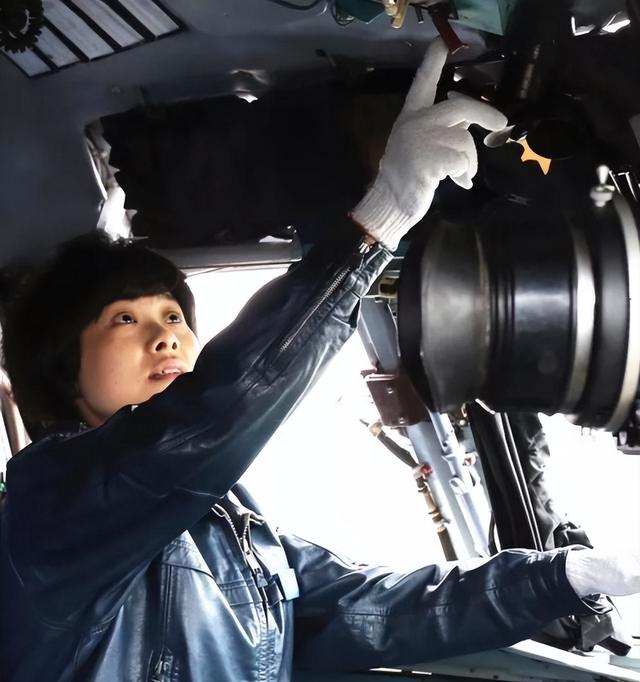 阅兵女机长身份曝光！私生活被扒牺牲太大，老公不简单，央视点名