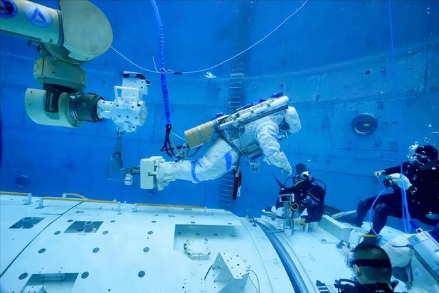 张洪章：从农村集市“守摊娃”到飞天英雄，他和妻子有个约定