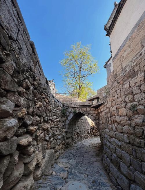 济南被遗忘的古村落！石屋错落、古道蜿蜒，活着的明清民居博物馆